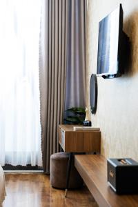 TV a/nebo společenská místnost v ubytování TTR Vincent Hotel