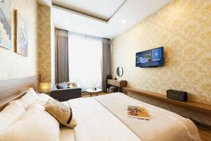 TV a/nebo společenská místnost v ubytování TTR Vincent Hotel