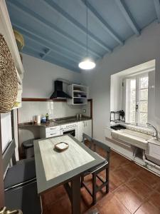 una cucina con un tavolo e un tavolo sidx sidx sidx di Casa da Horta a Ribeira