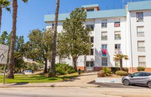 un coche aparcado delante de un edificio en The Chairs Place GuestHouse, en Lagos 17 fotos más