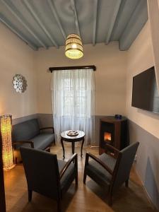 un soggiorno con un divano e un tavolo di Casa da Horta a Ribeira