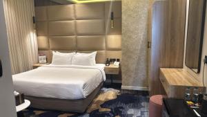 - une chambre avec un grand lit et une grande tête de lit dans l'établissement XYZ Hotel Qurtoba, à Riyad 23 autres photos