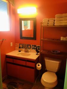 Ένα μπάνιο στο Idyllic Getaway with Ocean Views in Captain Cook, Hawaii