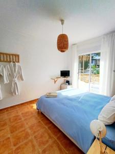 a bedroom with a large bed and a window at B&B Villa Pinos Málaga in Alhaurín de la Torre