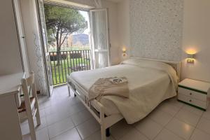 Posteľ alebo postele v izbe v ubytovaní Residenza Pierre & Vacances Luni Mare