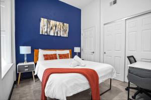 Postel nebo postele na pokoji v ubytování CozySuites Stunning 1BR in Downtown Pitts #7
