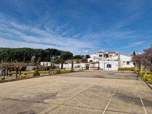 an empty parking lot in front of a white building at Villa de Gracia Casa 3 in Tordera
