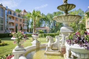 una fuente en un patio con dos fuentes blancas en Beach Front Luxury Apartment, en Sozopol