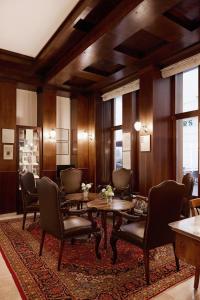 A seating area at Graben Hotel
