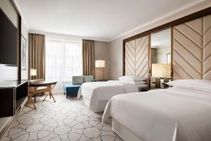 Postel nebo postele na pokoji v ubytování Sheraton Grand Warsaw