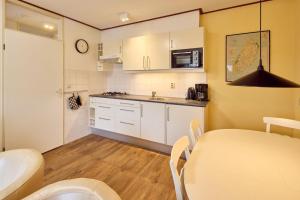 Kuchyň nebo kuchyňský kout v ubytování De Pelikaan Texel Appartementen
