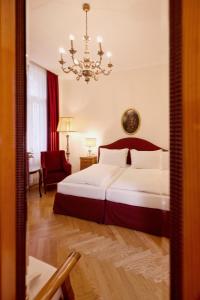 A bed or beds in a room at Graben Hotel