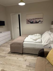 een slaapkamer met een bed en een televisie. bij Appartamento con patio in Monopoli