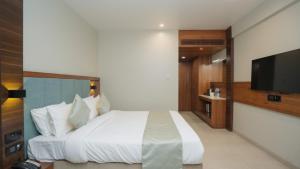 The Qubice Hotel, Kolhapur客房内的一张或多张床位