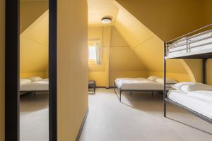 una stanza con tre letti a castello e una finestra di CoolDocks a Rotterdam