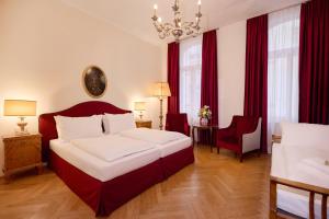 Llit o llits en una habitació de Graben Hotel
