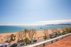 a view of a beach and the ocean at Evasion Maritime in Fréjus