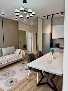 Dapur atau dapur kecil di Двухкомнатная студия с панорамным видом на горы
