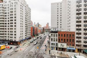 Una vista aérea de una calle de la ciudad con edificios. en Blueground Sutton Pl gym wd nr UN HQ NYC-1808, en Nueva York