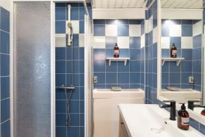a bathroom with blue and white tiled walls at Le Jardin d'Armor - Grand jardin parking privé in Lamballe +9 photos