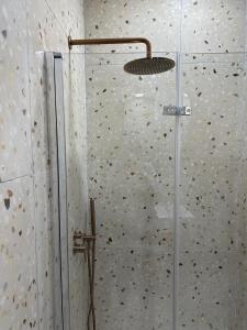 Ein Badezimmer in der Unterkunft Follow the Sun Boutique Hostel - Pool, Breakfast & Sea Views