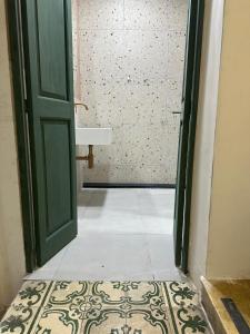 Ein Badezimmer in der Unterkunft Follow the Sun Boutique Hostel - Pool, Breakfast & Sea Views
