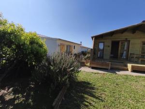 una casa con una panchina davanti a un cortile di Chambres Isula Bella a Figari