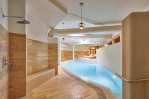 Bazén v ubytování ElzLand Hotel Pfauen WELLNESS & SPA nebo v jeho okolí