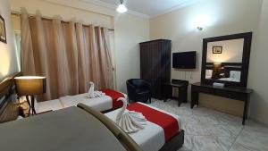 Postel nebo postele na pokoji v ubytování Ruwi Beach Hotel Apartments - MAHA HOSPITALITY GROUP