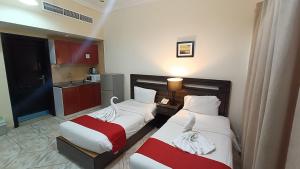 Postel nebo postele na pokoji v ubytování Ruwi Beach Hotel Apartments - MAHA HOSPITALITY GROUP