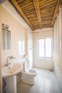 Phòng tắm tại Doors Hotel Thamel