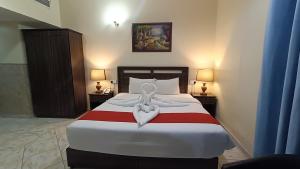 Postel nebo postele na pokoji v ubytování Ruwi Beach Hotel Apartments - MAHA HOSPITALITY GROUP