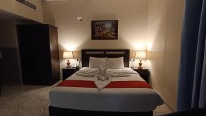 Postel nebo postele na pokoji v ubytování Ruwi Beach Hotel Apartments - MAHA HOSPITALITY GROUP