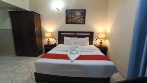Postel nebo postele na pokoji v ubytování Ruwi Beach Hotel Apartments - MAHA HOSPITALITY GROUP