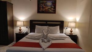 Postel nebo postele na pokoji v ubytování Ruwi Beach Hotel Apartments - MAHA HOSPITALITY GROUP