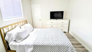 Кровать или кровати в номере 2BR Tropical Retreat A 3Mins to Beach +8 фотографий