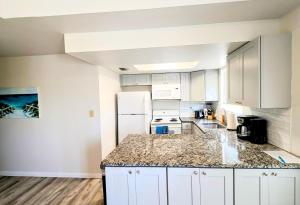 Кухня или мини-кухня в 2BR Tropical Retreat A 3Mins to Beach
