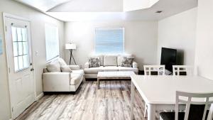 Телевизор и/или развлекательный центр в 2BR Tropical Retreat A 3Mins to Beach