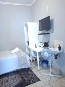 TV a/nebo společenská místnost v ubytování OlimG Stays Budget Room 2