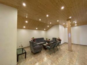 Posezení v ubytování Hotel New Hadimba Palace Inn - Mountain View with Premium Rooms Near Mall Road , Manali