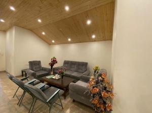 Posezení v ubytování Hotel New Hadimba Palace Inn - Mountain View with Premium Rooms Near Mall Road , Manali