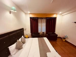 Postel nebo postele na pokoji v ubytování Hotel New Hadimba Palace Inn - Mountain View with Premium Rooms Near Mall Road , Manali