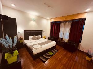Postel nebo postele na pokoji v ubytování Hotel New Hadimba Palace Inn - Mountain View with Premium Rooms Near Mall Road , Manali