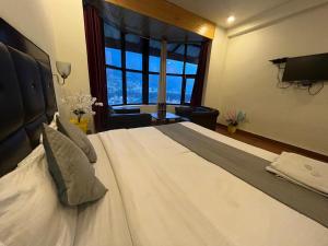 Postel nebo postele na pokoji v ubytování Hotel New Hadimba Palace Inn - Mountain View with Premium Rooms Near Mall Road , Manali