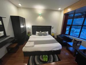 Postel nebo postele na pokoji v ubytování Hotel New Hadimba Palace Inn - Mountain View with Premium Rooms Near Mall Road , Manali