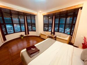 Postel nebo postele na pokoji v ubytování Hotel New Hadimba Palace Inn - Mountain View with Premium Rooms Near Mall Road , Manali