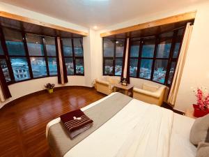 Postel nebo postele na pokoji v ubytování Hotel New Hadimba Palace Inn - Mountain View with Premium Rooms Near Mall Road , Manali