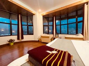 Postel nebo postele na pokoji v ubytování Hotel New Hadimba Palace Inn - Mountain View with Premium Rooms Near Mall Road , Manali
