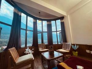Posezení v ubytování Hotel New Hadimba Palace Inn - Mountain View with Premium Rooms Near Mall Road , Manali