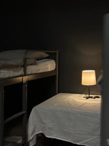 Rúm í herbergi á The Kliefs Vilnius - Virtual Check-In